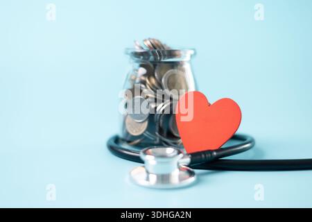 Il concetto di assistenza sanitaria completa include professionisti medici che utilizzano stetoscopi per diagnosticare le malattie, mentre l'assicurazione sanitaria assicura ai pazienti c Foto Stock