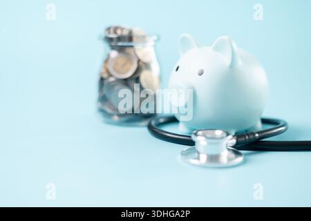 Il concetto di assistenza sanitaria completa include professionisti medici che utilizzano stetoscopi per diagnosticare le malattie, mentre l'assicurazione sanitaria assicura ai pazienti c Foto Stock