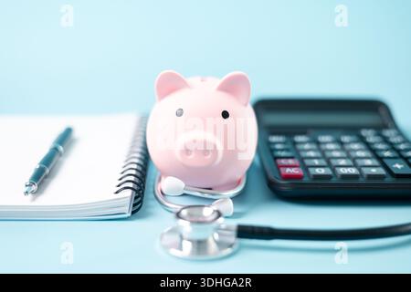 Il concetto di assistenza sanitaria completa include professionisti medici che utilizzano stetoscopi per diagnosticare le malattie, mentre l'assicurazione sanitaria assicura ai pazienti c Foto Stock