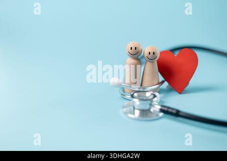 Il concetto di assistenza sanitaria completa include professionisti medici che utilizzano stetoscopi per diagnosticare le malattie, mentre l'assicurazione sanitaria assicura ai pazienti c Foto Stock