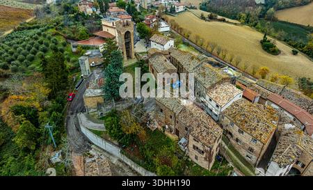 Veduta aerea del borgo medievale di Porchia con la sua torre difensiva con merlature ghibelline. Porchia, Montalto nelle Marche, Marche, Italia Foto Stock