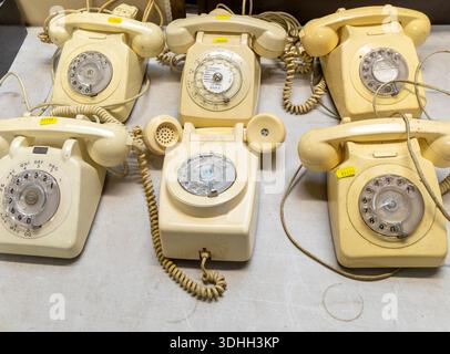 Telefoni fissi vintage con quadrante analogico in esposizione all'asta, Regno Unito Foto Stock