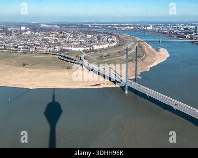 Düsseldorf, Germania – 23 febbraio 2018: Una suggestiva vista aerea cattura il ponte strallato e la sua ombra che si estende sul Reno, mescolando Foto Stock