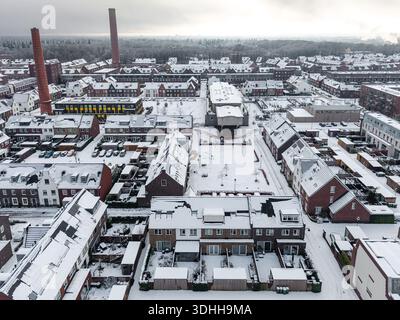 Vista aerea del quartiere Enka a Ede, Gelderland, Paesi Bassi, moderno quartiere urbano sull'ex sito industriale in inverno Foto Stock