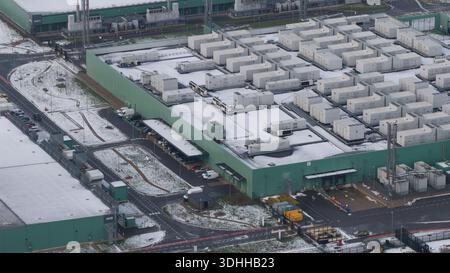 Vista aerea dei grandi edifici e delle strutture simili a una scatola, con una leggera copertura nevosa, che crea un netto contrasto con le pareti verdi, Datacenter Midd Foto Stock