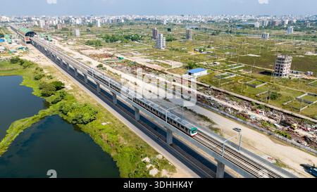 Vista aerea della metropolitana scivola lungo i binari sopraelevati, tagliando attraverso la proliferazione urbana, dia Bari Road, Dacca, Dacca Division, Bangladesh. Foto Stock