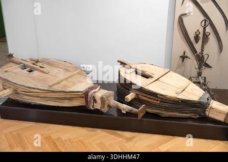 Antichi mantici di fabbro esposti all'interno di un museo. Il tradizionale strumento di forgiatura, fatto di legno, pelle ed elementi metallici, veniva utilizzato per fornire Foto Stock