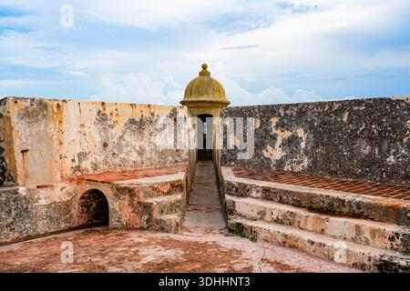 Garita tradizionale (scatola di sentinelle) sulle fortificazioni del Castillo San Felipe del Morro, un'antica cittadella coloniale spagnola situata all'entrata Foto Stock