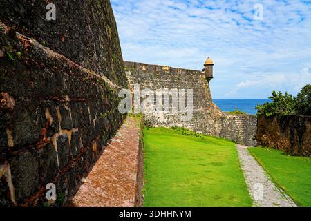 Castillo San Felipe del Morro, un'antica fortezza coloniale spagnola situata all'ingresso della baia di San Juan a Porto Rico Foto Stock