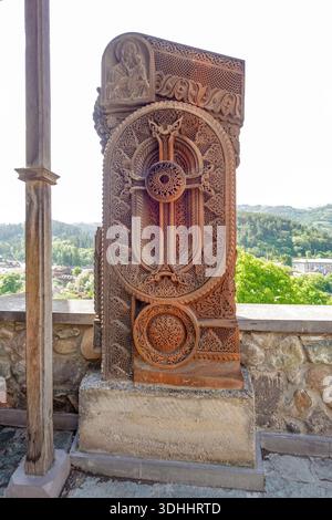 Khachkar - croce in pietra splendidamente lavorata presso il monastero Tatev a Dilijan, Armenia, Europa orientale Foto Stock