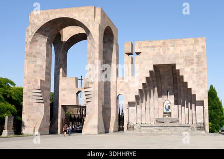 Altare all'aperto di San Trdat situato nella sede madre del Santo Etchmiadzin a Vagharshapat, Armenia, Europa orientale Foto Stock