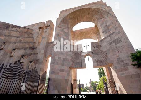 Altare all'aperto di San Trdat situato nella sede madre del Santo Etchmiadzin a Vagharshapat, Armenia, Europa orientale Foto Stock