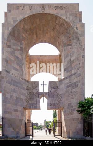 Altare all'aperto di San Trdat situato nella sede madre del Santo Etchmiadzin a Vagharshapat, Armenia, Europa orientale Foto Stock