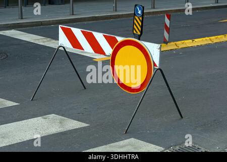 Segnali stradali su strada vuota all'esterno Foto Stock
