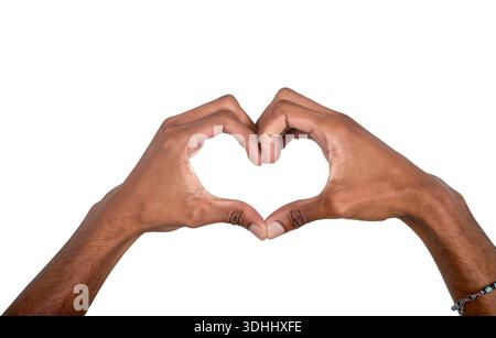 Gesti delle mani che formano la forma del cuore, uomo afroamericano che simboleggia l'amore, la cura e la connessione. Concetto romantico che esprime armonia, felicità e suppo Foto Stock