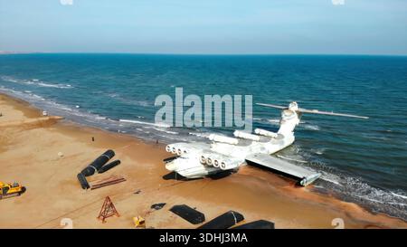 Ekranoplan di classe lun abbandonata che riposa su una spiaggia sabbiosa. Supporto Foto Stock