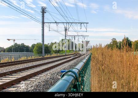 Recinzione di sicurezza su binari ferroviari in rete metallica. Messa a fuoco selezionata Foto Stock