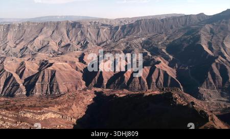 vista panoramica dei canyon robusti con contrasti chiari e superfici in arenaria ruvida Foto Stock