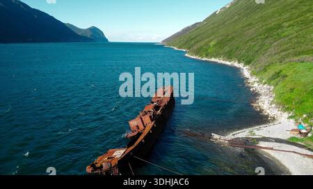 Vista aerea di un relitto arenato sulla costa. Supporto Foto Stock