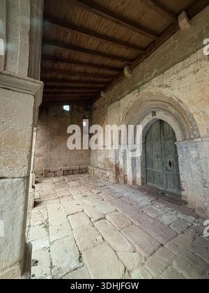 Porta in pietra in stile gotico della chiesa di San Andres nel Barrio de San Pedro, Spagna. Foto Stock