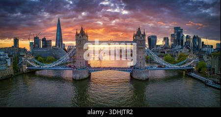 Vista panoramica aerea del Tower Bridge e dello skyline di Londra, Regno Unito, durante un bellissimo tramonto Foto Stock