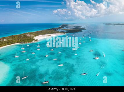 Vista aerea delle numerose barche a vela e yacht ormeggiate sulla costa di Stocking Island, Exumas, Bahamas Foto Stock