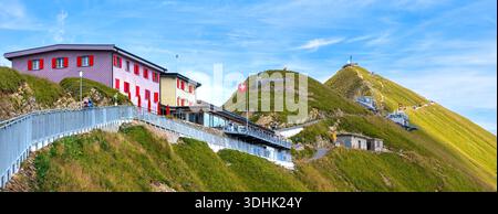 Brienzer Rothorn, Svizzera - 26 agosto 2025: L'area sommitale del Brienzer Rothorn, una maestosa montagna svizzera situata nell'Emmental A. Foto Stock