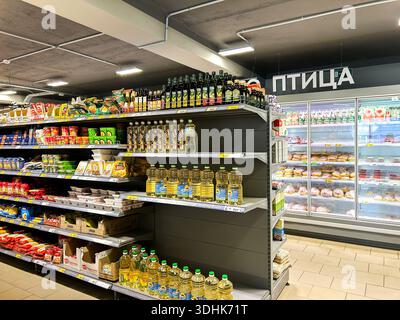 Kaliningrad, Russia 19.09.24 - scaffali di supermercati pieni di generi alimentari. Negozio di alimentari Pyaterochka Foto Stock