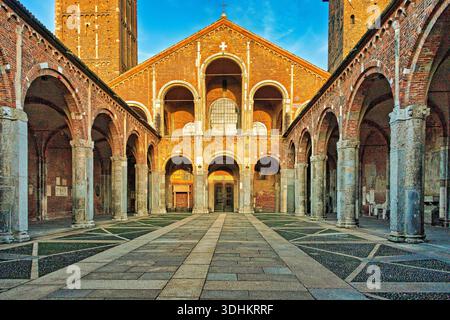 Quadriportico romanico della Basilica di Sant'Ambrogio a Milano, con colonne e archi medievali, Lombardia, Italia Foto Stock