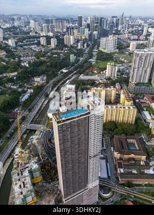 Veduta aerea di grattacieli torreggianti che perforano lo skyline, autostrade che serpeggiano nella giungla urbana, Kuala Lumpur, territorio federale di Kuala Lumpur, Foto Stock