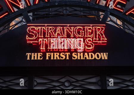 Londra, Regno Unito - 1 novembre 2025: Insegna al neon per la commedia Stranger Things The First Shadow al Phoenix Theatre in Charing Cross Road a Londra, Regno Unito. Foto Stock