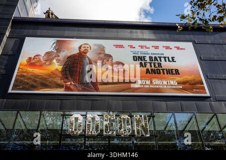 Londra, Regno Unito - 1 novembre 2025: Cartellone elettronico che promuove il film One Battle After Another, con Leonardo DiCaprio, all'Odeon Leicester Foto Stock