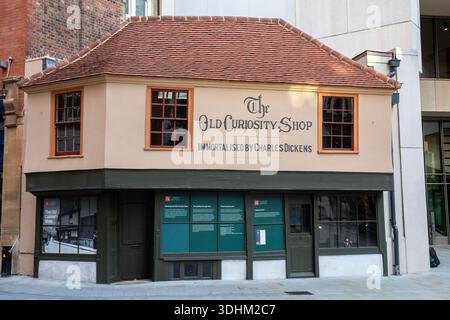 L'esterno dell'Old Curiosity Shop, situato in Portsmouth Street a Londra, Regno Unito. L'edificio è menzionato nei romanzi di Charles Dickens. Foto Stock