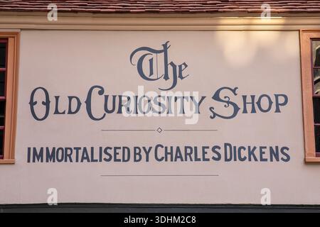 Il cartello all'esterno dell'Old Curiosity Shop, situato in Portsmouth Street a Londra, Regno Unito. L'edificio è menzionato nei romanzi di Charles Dicken Foto Stock