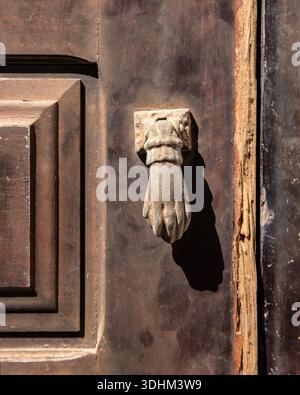 Una porta a mano all'ingresso della storica Igreja de Sao Sebastiao, nella città di Lagos, in Portogallo, nell'Algarve. Foto Stock