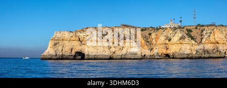 Vista panoramica dall'Oceano Atlantico del faro di Ponta da Piedade a Lagos, Portogallo. Foto Stock