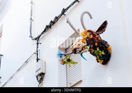 Testa di capra realizzata con tappi per bottiglie in plastica. Tolox, Parco naturale della Sierra de las Nieves, Málaga, Andalucía, Spagna, Europa Foto Stock
