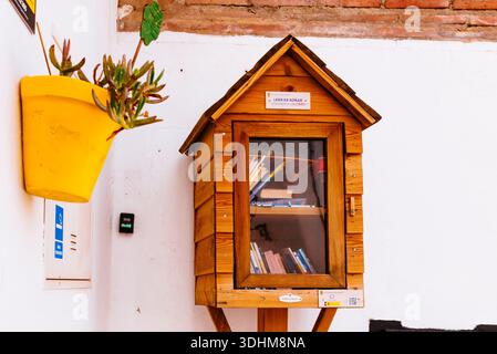 Piccola biblioteca gratuita. Piccola casa di legno dove i vicini depositano libri che gli altri possono leggere. Cartajima, Málaga, Andalucía, Spagna, Europa Foto Stock
