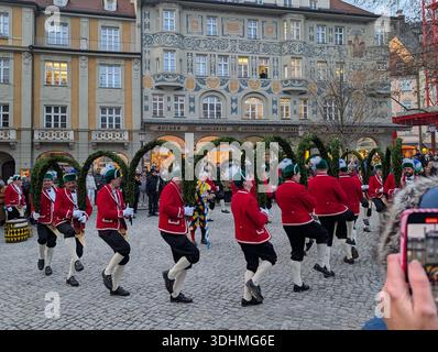 Monaco, Germania. 22 gennaio 2026. Gli esecutori eseguono la tradizionale Schafflertanz (Danza delle Coopers) con archi verdi a foglia al Rindermarkt di Monaco, Baviera, Germania, il 22 gennaio 2026. Questa danza gilda, notoriamente legata alla peste del 1517, viene eseguita solo ogni sette anni durante la stagione di Fasching per simboleggiare la speranza e la comunità. (Foto di Michael Nguyen/NurPhoto)0 credito: NurPhoto SRL/Alamy Live News Foto Stock