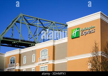Astoria, OR, USA - 20 gennaio 2026; moderno hotel Holiday Inn Express con nome e logo Foto Stock