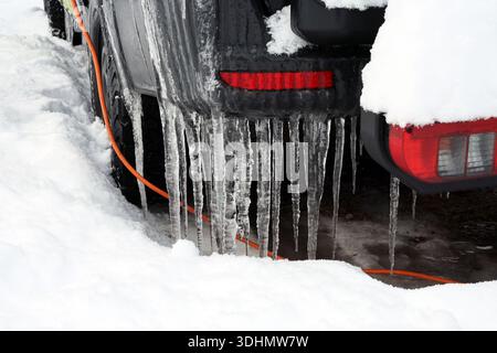 Parte posteriore di un veicolo ricoperto di neve e ghiaccio in condizioni invernali di gelo. L'accumulo di ghiaccio sull'esterno della vettura evidenzia il freddo estremo. Foto Stock