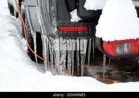 Parte posteriore di un veicolo ricoperto di neve e ghiaccio in condizioni invernali di gelo. L'accumulo di ghiaccio sull'esterno della vettura evidenzia il freddo estremo. Foto Stock