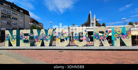 Monumento neonato alla dichiarazione di indipendenza del Kosovo, Pristina Foto Stock