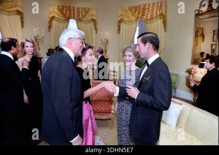 La First Lady Nancy Reagan con il Principe Charles, l'attore americano Cary Grant e sua moglie Barbara Grant durante una cena privata per il Principe di Galles, White House Yellow Oval Room, Washington, D.C., USA, Presidente Ronald Reagan White House Photographic Office, 2 maggio 1981 Foto Stock