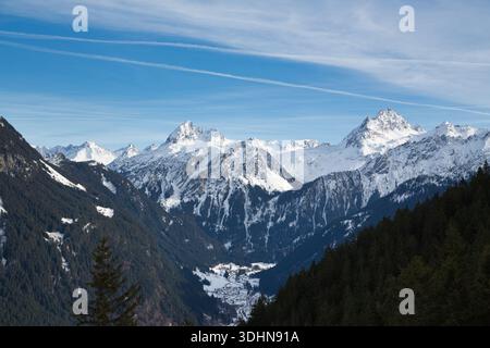 Splendida catena montuosa a Montafon, Austria, con cime innevate e valli lussureggianti. Foto Stock