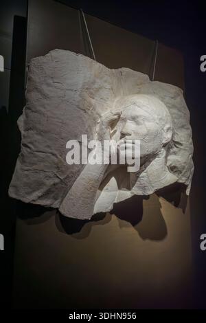 Intricate opere d'arte religiosa e sculture storiche esposte all'interno del Museo di Lleida, che mostrano il patrimonio catalano e l'architettura sacra gotica. Foto Stock