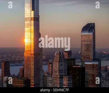 Vista dell'ora d'oro del West Side di Manhattan e del fiume Hudson dalla cima della roccia, con la luce del tramonto che si riflette sui moderni grattacieli. Foto Stock