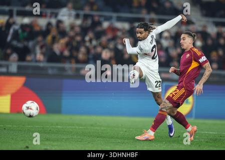 Roma, Italia. 22 gennaio 2026. Lorenz Assignon (L) di Stoccarda spara durante la partita di fase UEFA Europa League 2025/26 tra Roma e Stoccarda della UEFA Europa League a Roma, Italia, 22 gennaio 2026. Crediti: Li Jing/Xinhua/Alamy Live News Foto Stock