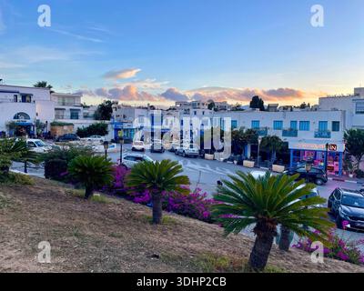 Tunisia, Sidi Bou Said - ingresso con vista della città dal giardino vicino alla moschea di Sidi Bou Said, con architettura mediterranea e cielo al tramonto.7 dicembre 2025 Foto Stock