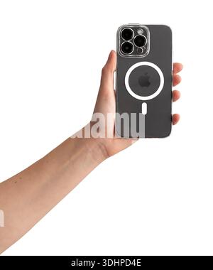 Minsk Bielorussia 2026 ottobre 30 custodia per telefono cellulare di ricarica. Accessorio in silicone trasparente per iPhone con caricabatterie wireless magnetico, fotocamera a triplo obiettivo A. Foto Stock